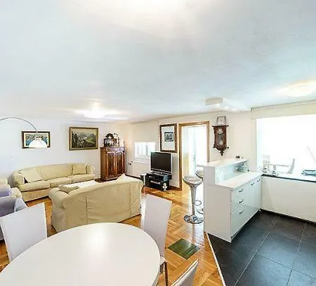 Brasina Sleeps 12 Villa *